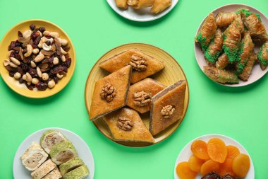 Lezzetli baklava ve yeşil arka planda geleneksel tatlılar. Nowruz Bayram kutlaması