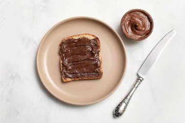 Beyaz zemin üzerine çikolata serpiştirilmiş tost tabağı