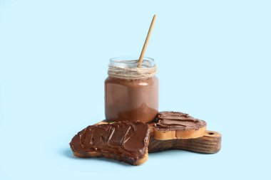 Mavi arka planda çikolata serpiştirilmiş ekmek dilimleri