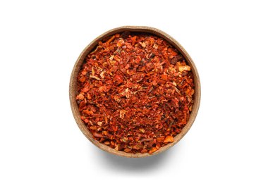 Beyaz arka planda biberli ahşap kase.