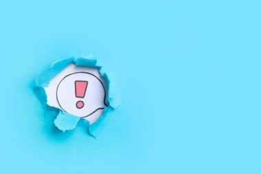 Yırtık renkli kağıtlardan görünen ünlem işareti