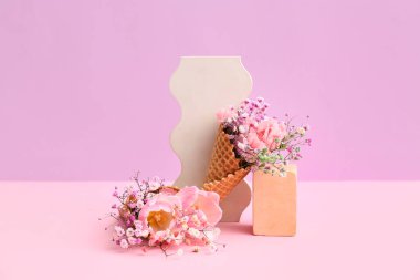 Güzel çiçekli dondurma külahları ve renk arkaplanlı sıva kürsüleri