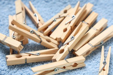 Temiz havlu üzerindeki tahta mandallar arka plan olarak, yakın plan.