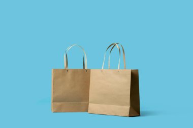 Mavi arka planda alışveriş torbaları