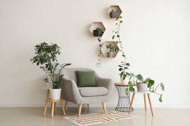 Gri koltuklu ve çiçekli şık bir oturma odası.