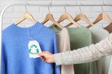 Geri dönüşüm için doğal kıyafetleri olan bir kadın.