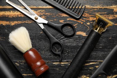 Modern budayıcı ve erkek tıraş aksesuarları koyu ahşap arka planda