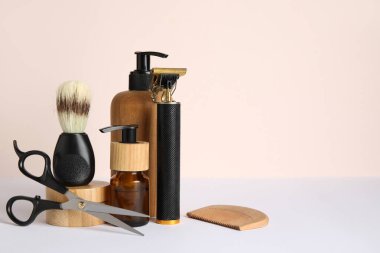 Hafif arkaplanda modern budayıcı ile tıraş aksesuarları