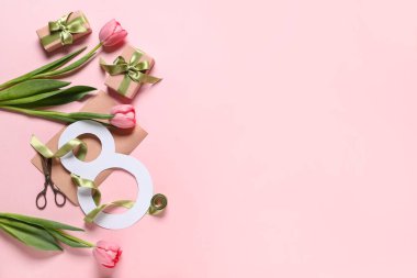 Laleler, hediye kutuları ve pembe arka planda ambalaj kağıtları olan 8 numara. Uluslararası Kadınlar Günü