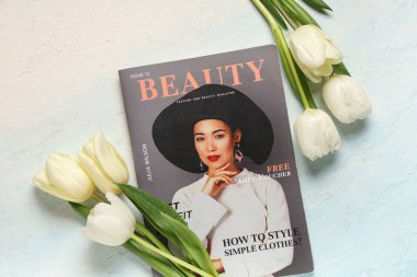 Mavi grunge arka planında lale çiçekleri olan moda dergisi. Bahar mevsimi konsepti