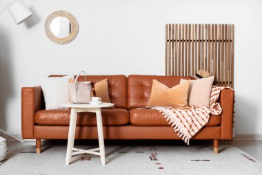 Oturma odasının iç tarafında rahat bir kanepe ve kahve masası var.