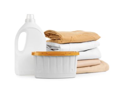 Temiz kıyafetler, çamaşır sepeti ve beyaz arka planda izole edilmiş deterjan şişesi.