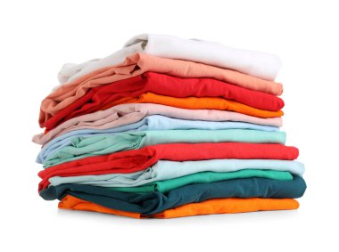 Beyaz arkaplanda izole edilmiş temiz katlanmış giysiler yığını