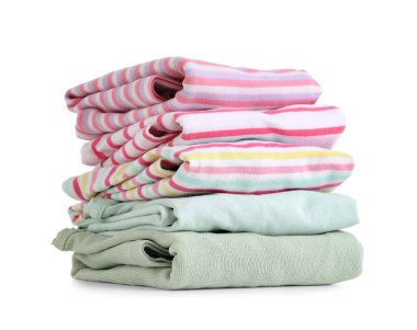 Beyaz arkaplanda izole edilmiş temiz katlanmış giysiler yığını