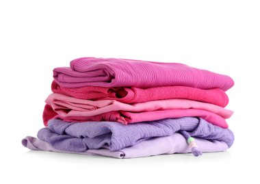 Beyaz arkaplanda izole edilmiş temiz katlanmış giysiler yığını