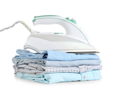 Temiz giysiler ve beyaz arka planda izole edilmiş modern demir yığını