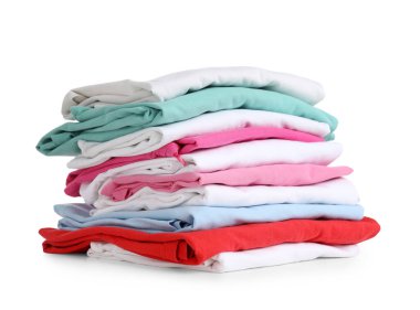 Beyaz arkaplanda izole edilmiş temiz giysi yığını