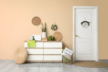 Paskalya için klozet ve kapıyla dekore edilmiş odanın içi.