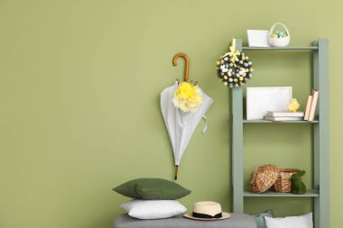 Bankta, raflarda ve şemsiyelerde Paskalya kutlaması için dekore edildi.