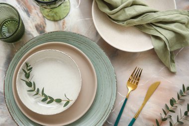 Mermer zemin üzerinde okaliptüs dalları olan güzel masa ayarları