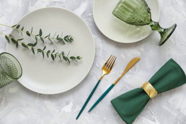 Gri arkaplanda okaliptüs dalları olan güzel masa ayarları