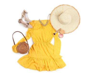 Beyaz arka planda şık kadın elbiseleri, aksesuarları ve kozmetik ürünleri olan kompozisyon