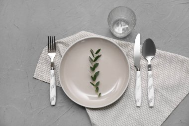 Gri arkaplanda okaliptüs dalı olan güzel masa ayarları