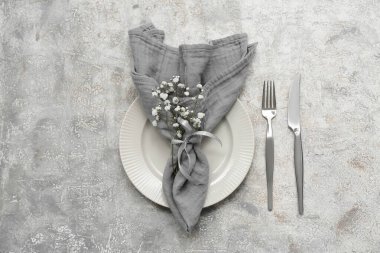 Grunge arka planında çigila çiçekleri olan güzel masa ayarları