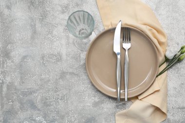 Grunge arka planında Eustoma çiçekleri olan güzel masa ayarları