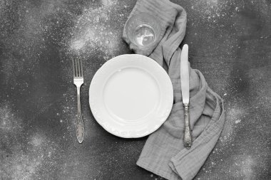 Koyu arkaplanda güzel masa ayarları