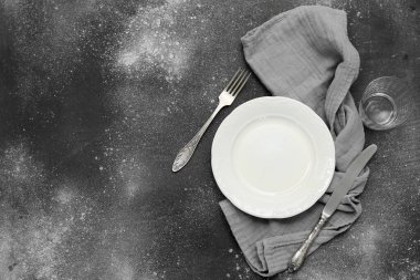 Koyu arkaplanda güzel masa ayarları