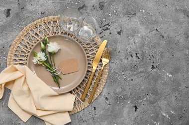 Gri arka planda ornithogalum ve östoma çiçekleri ile güzel masa ayarları