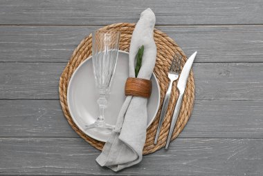 Gri ahşap arka planda okaliptüs dallı güzel masa ayarları