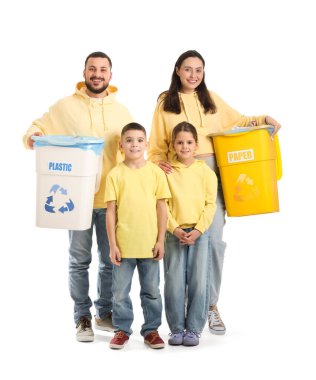 Beyaz arka planda çöp konteynerleri olan bir aile. Küresel Geri Dönüşüm Günü