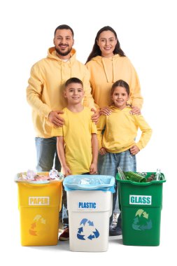 Beyaz arka planda çöp konteynerleri olan bir aile. Küresel Geri Dönüşüm Günü