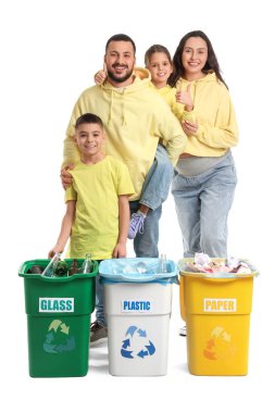Beyaz arka planda çöp konteynerleri olan bir aile. Küresel Geri Dönüşüm Günü