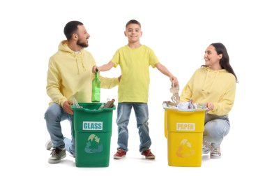 Beyaz arka planda çöpleri ayıran konteynırları olan bir aile. Küresel Geri Dönüşüm Günü