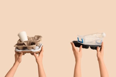 Bej arka planda çöp olan kadın elleri. Küresel Geri Dönüşüm Günü