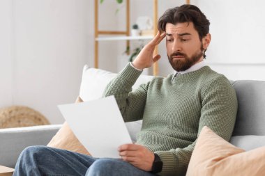 Evdeki kanepede oturan genç adamın işten çıkarılması emrini verdi.