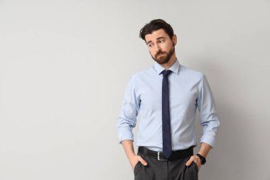 Hafif arka planda kovulan genç adam