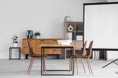 Projektör ekranlı ve tablolu konferans salonunun içi