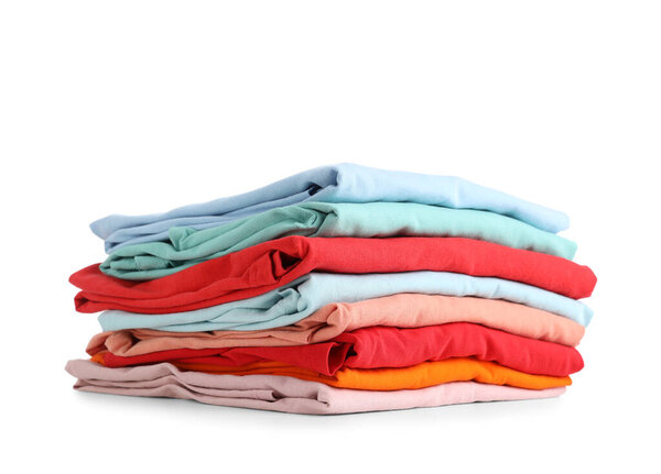 Стопка чистой сложенной одежды изолированы на белом фоне