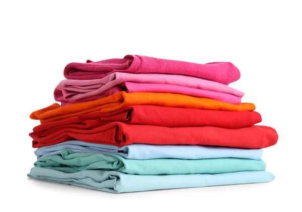 Стопка чистой сложенной одежды изолированы на белом фоне