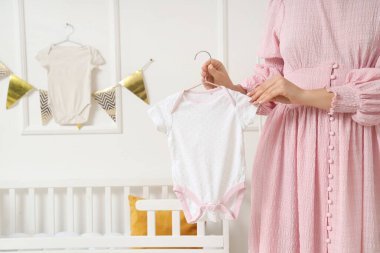 Bebek elbiseli genç bir kadın kreşte.