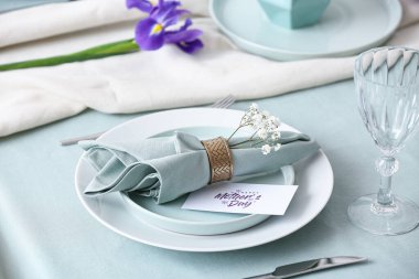 Anneler Günü kutlamaları için güzel bir masa. Tebrik kartı ve Gypôila çiçekleri, yakın plan.