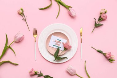 Tebrik kartı, lale ve pembe arka planda Eustoma çiçekleri olan güzel bir masa. Anneler Günü kutlaması