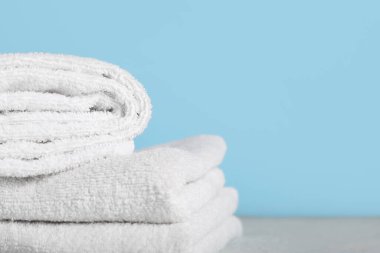 Masadaki temiz havlular duvarlara karşı, yakın plan.