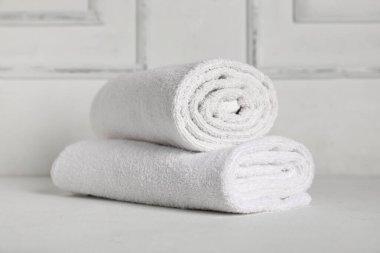 Aydınlık masaya sarılmış temiz havlular