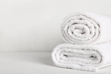 Aydınlık masaya sarılmış temiz havlular