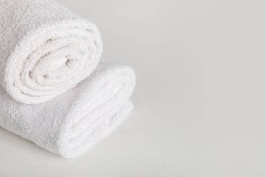 Açık arkaplanda rulo temiz havlular